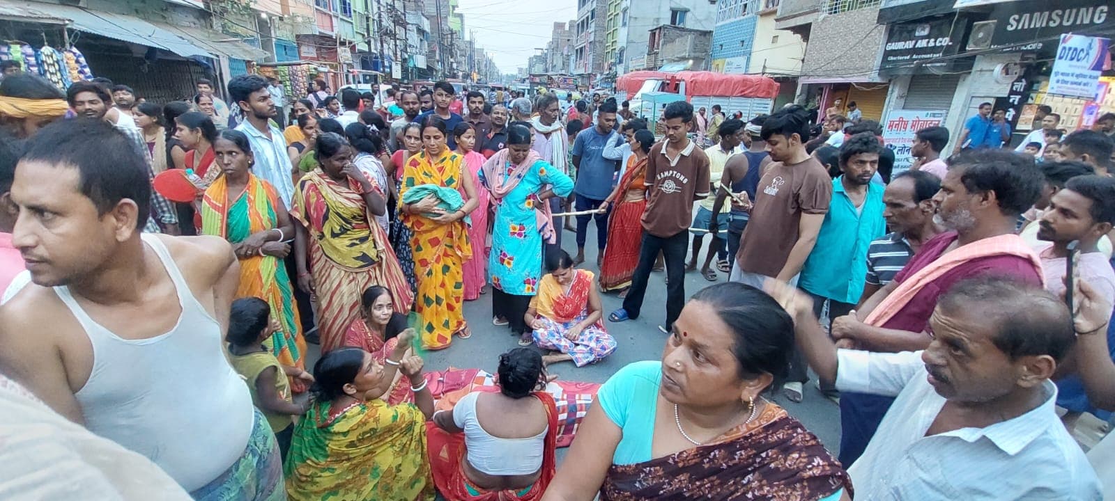 प्रसूता की मौत के बाद परिजनों का भारी हंगामा, तीन घंटे तक सड़क जाम