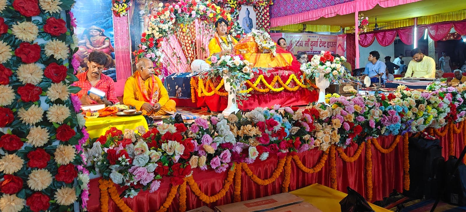 नौ दिवसीय राम कथा सुनने के लिए उमड़ रही श्रद्धालुओं की भीड़