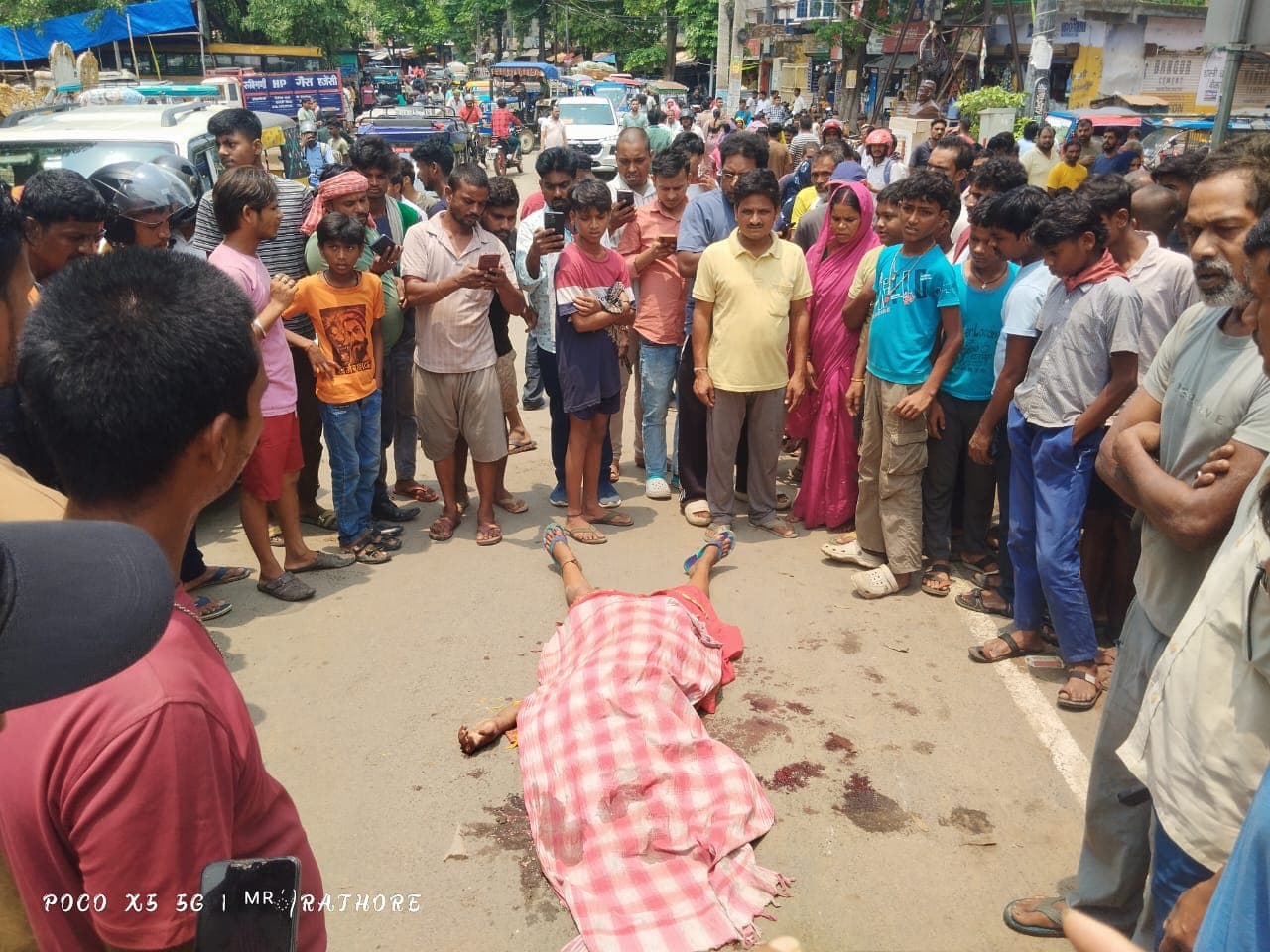 हाइवा ने बाइक सवार दंपती को कुचला, महिला की मौत, पति गंभीर