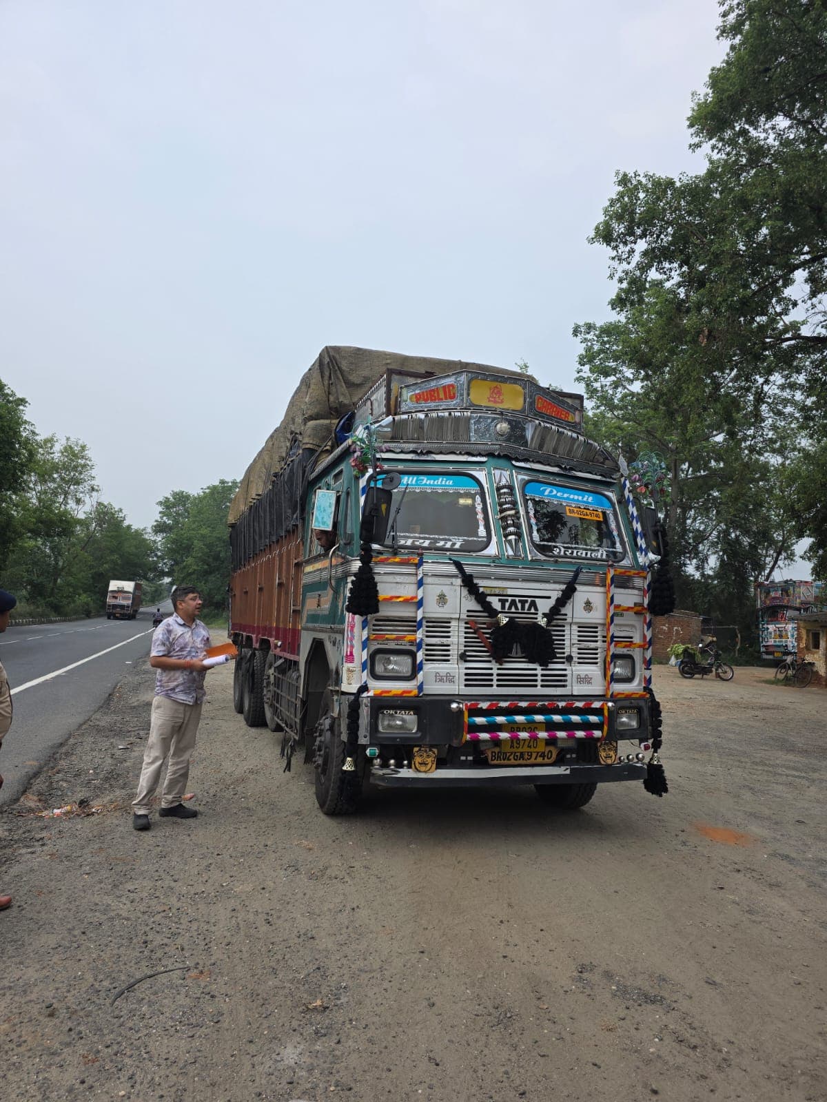 Giridih News :डीटीओ ने पकड़े 13 ओवरलोड वाहन