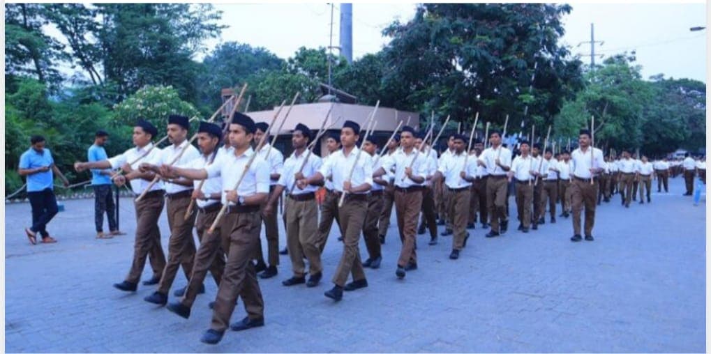 Jamshedpur News : आरएसएस के 302 स्वयंसेवकों ने निकाला पथ संचलन, जगह-जगह हुआ स्वागत
