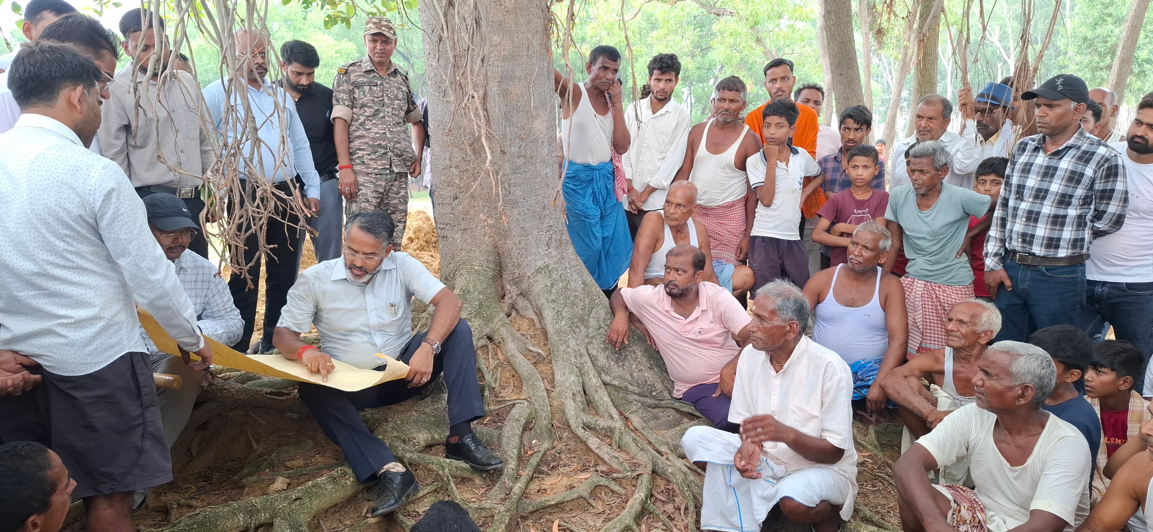 Giridih News :ग्रामीणों की शिकायत पर डीसी ने किया तालाबों का किया निरीक्षण