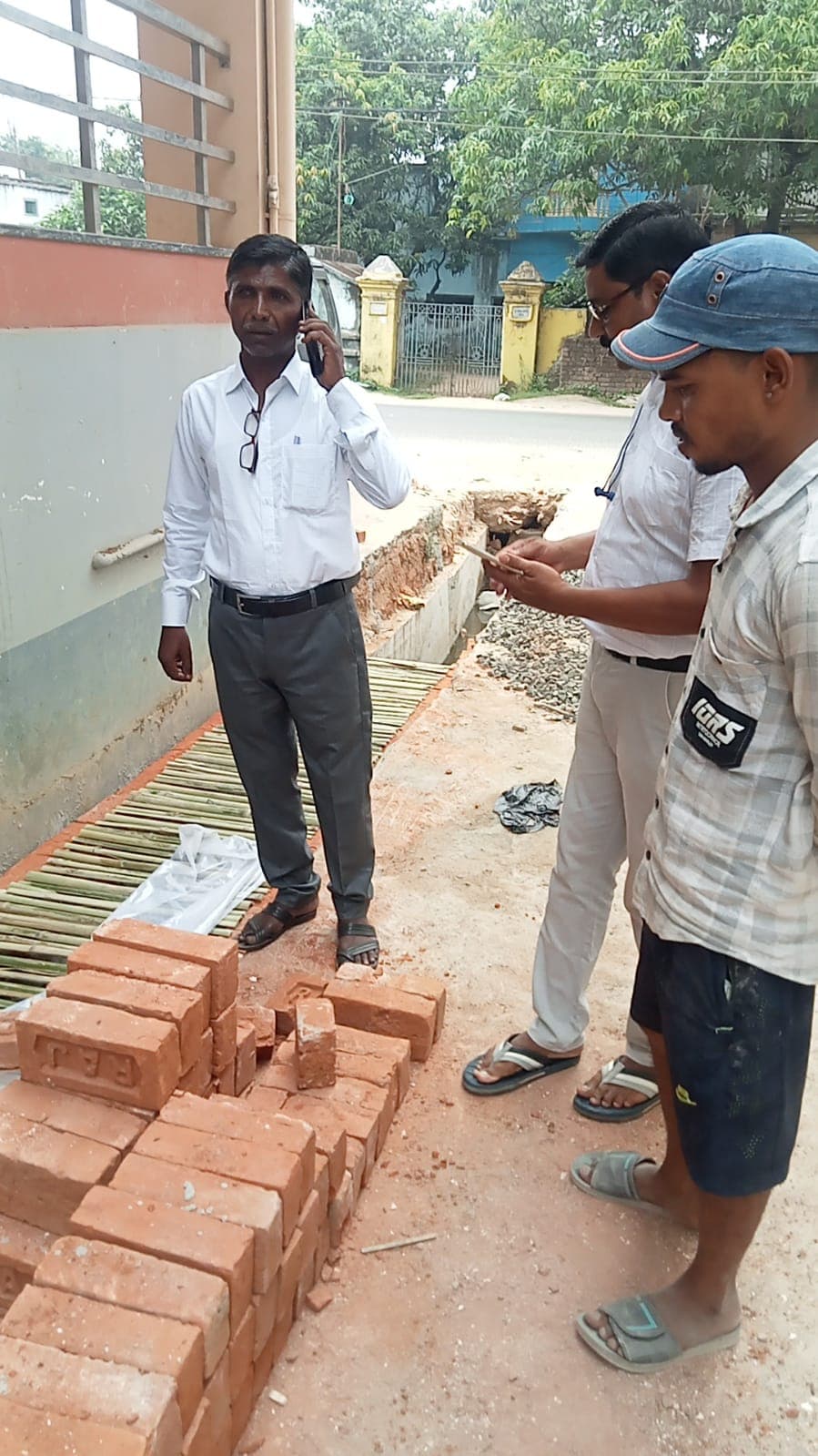 Giridih News :16 लाख की लागत से बन रही नाली में अनियमितता का आरोप