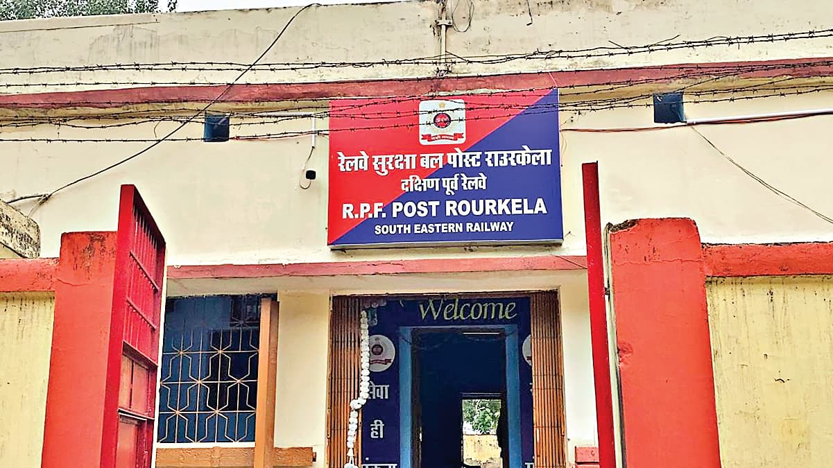 Rourkela News: घर और दफ्तर पर सीबीआइ का छापा, आरपीएफ प्रभारी फरार