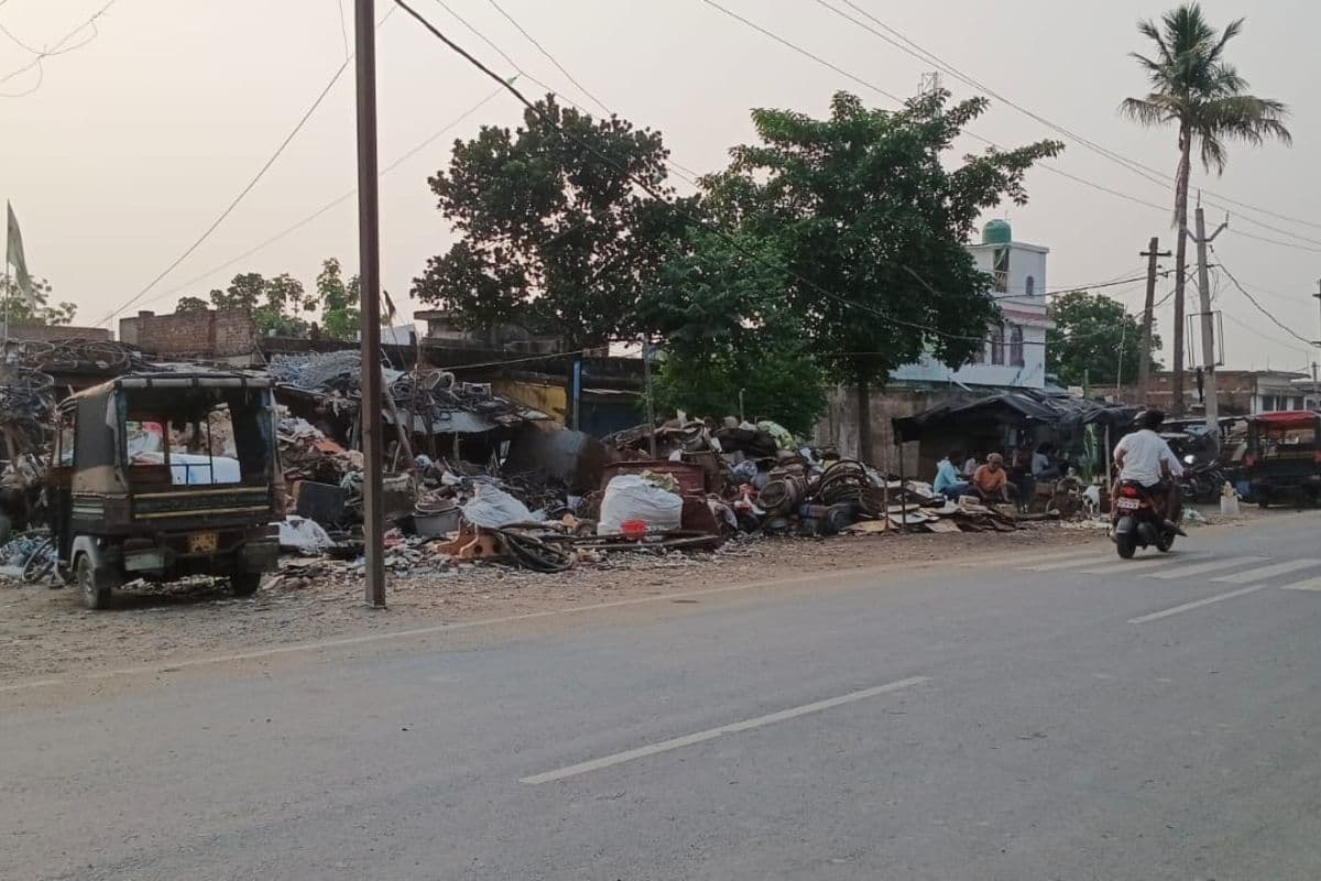 बाराहाट में प्रशासन की चेतावनी बेअसर, कबाड़ कारोबारियों पर अब होगा FIR