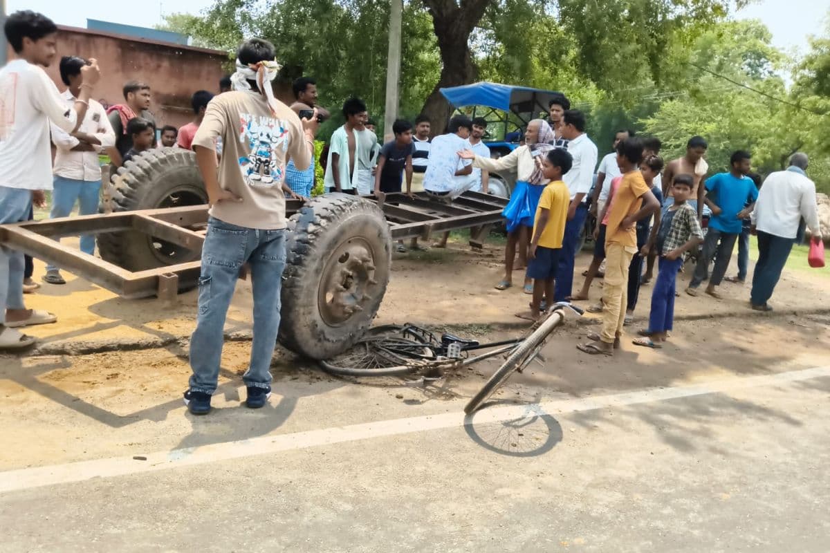 जमुई में सड़क किनारे खड़े ग्रामीण चिकित्सक को ट्रैक्टर ट्रॉली ने रौंदा, हालत गंभीर