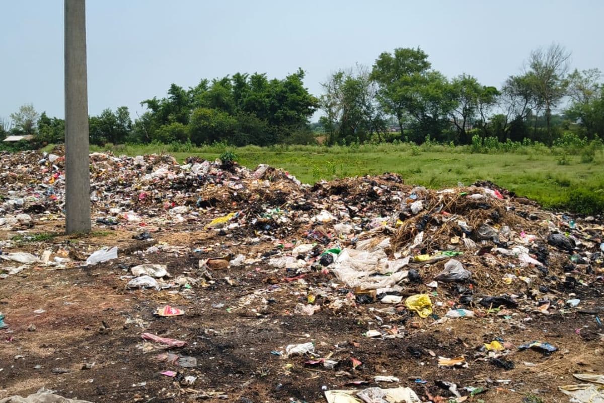 मुंगेर में जल-जीवन हरियाली पर कचरे का हमला, बेलहरनी नदी बनी डंपिंग ग्राउंड