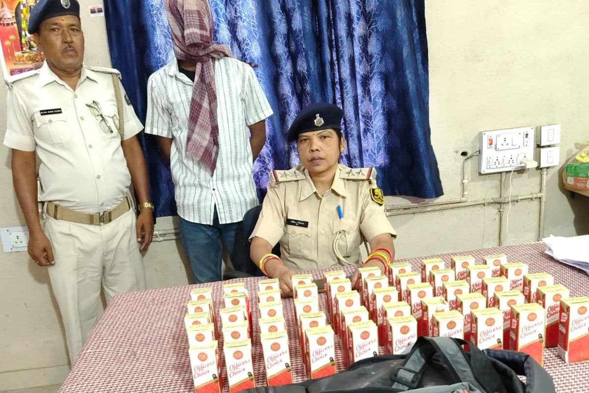 जमालपुर स्टेशन पर विदेशी शराब के साथ यूपी का तस्कर गिरफ्तार