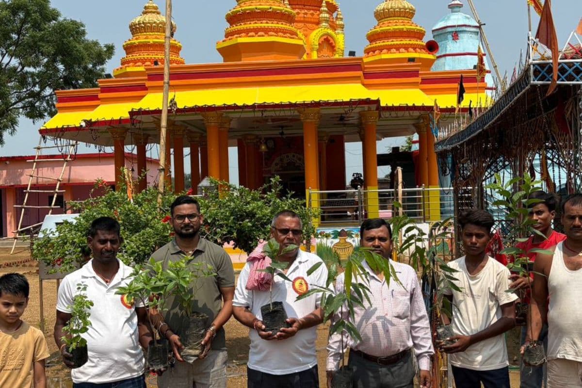 राम जानकी मंदिर परिसर में बाबा गनीनाथ सेवा टीम ने किया पौधारोपण