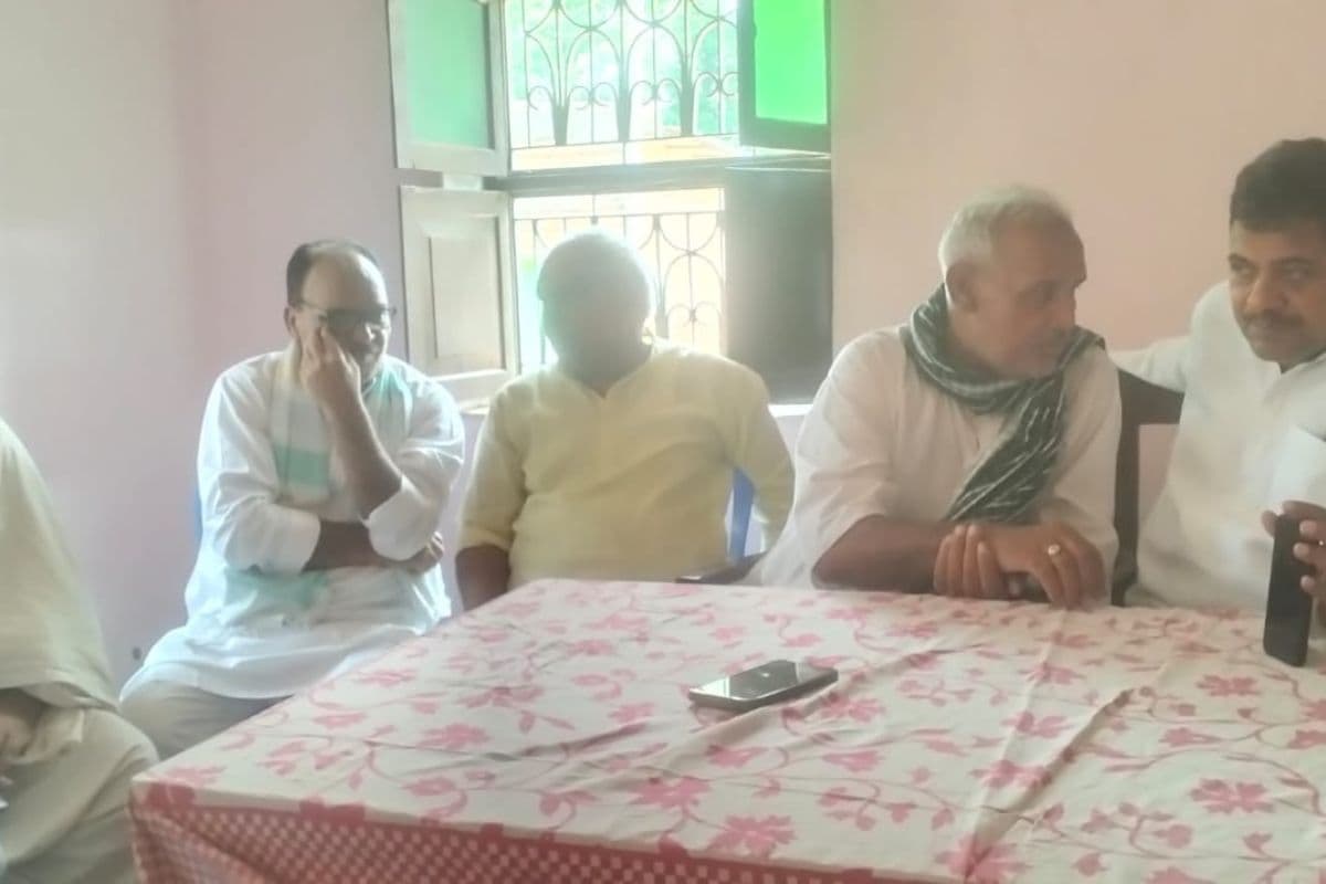 शंभुगंज के टिटही गांव पहुंचे सांसद, शोकाकुल परिवार को दी सांत्वना