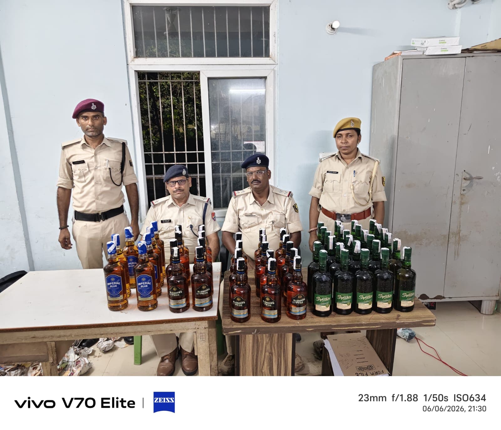 पुरबिया एक्सप्रेस से 41.25 लीटर विदेशी शराब बरामद, अज्ञात तस्करों पर मामला दर्ज