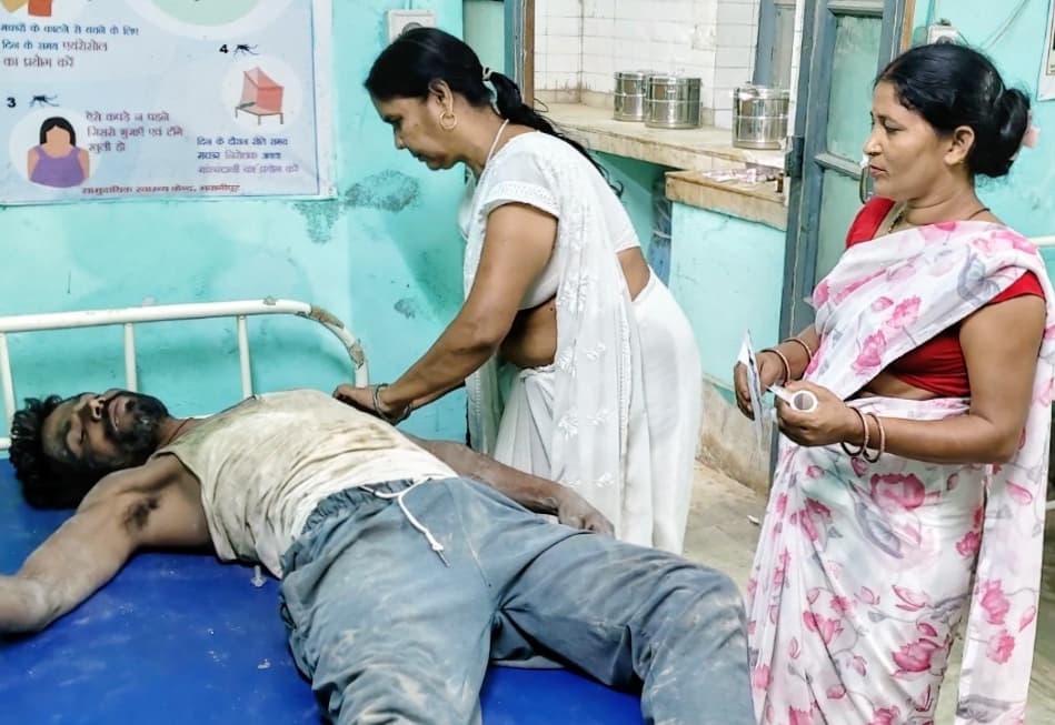 जमीन विवाद में मारपीट में दंपती घायल, रास्ते से डायल 112 पुलिस ने उठाकर अस्पताल में कराया भर्ती