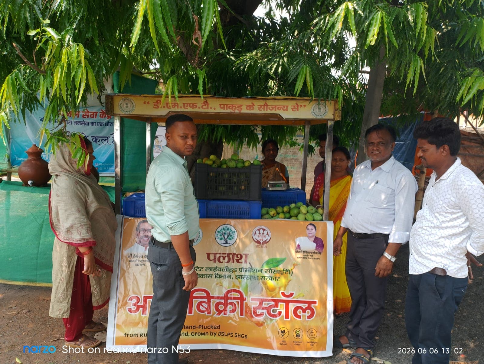 पलाश मार्ट में बिक रहे आम, रोज 2500 रुपये तक कमा रही पोलीना
