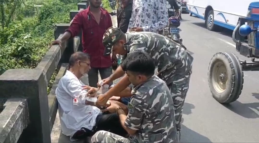 सड़क हादसे में देवदूत बने एसएसबी के जवान, घायल बाइक सवार का कराया प्राथमिक उपचार