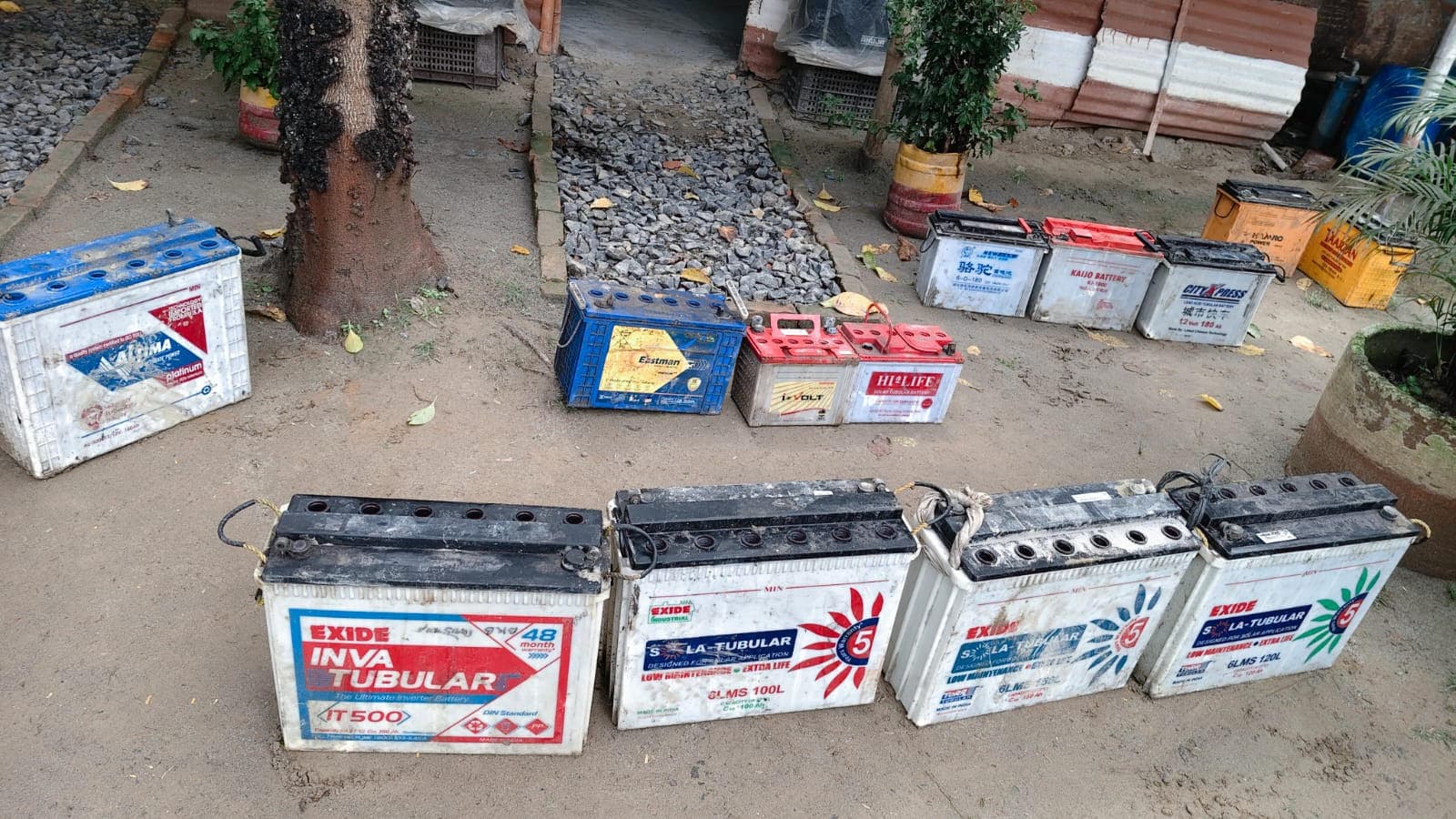 बैट्री व नकदी के साथ तस्कर गिरफ्तार