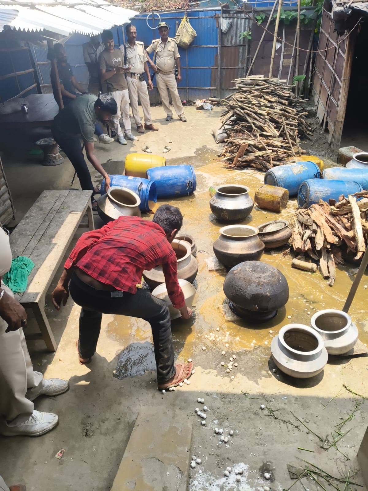 एक सौ लीटर शराब जब्त, कच्ची शराब की नष्ट