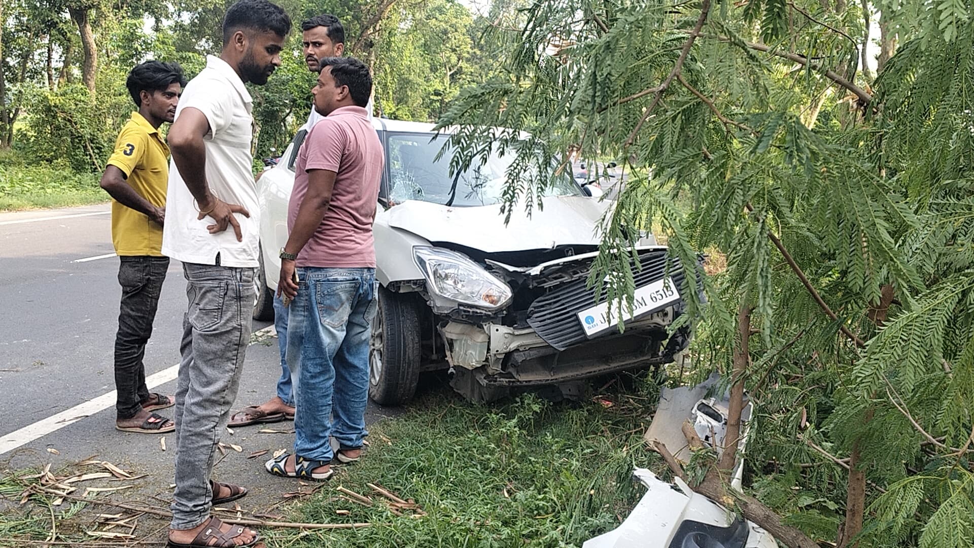 झपकी आने से अनियंत्रित हुई कार, डिवाइडर तोड़ पेड़ से टकरायी