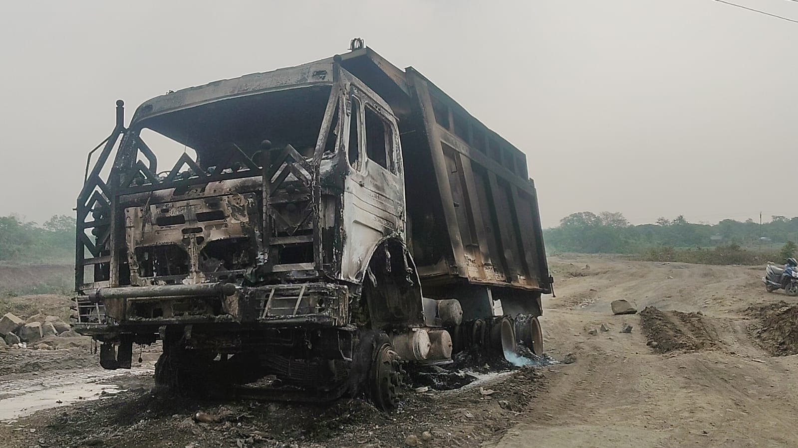 बेनागाड़िया में खड़े हाइवा में लगी आग, जलकर राख