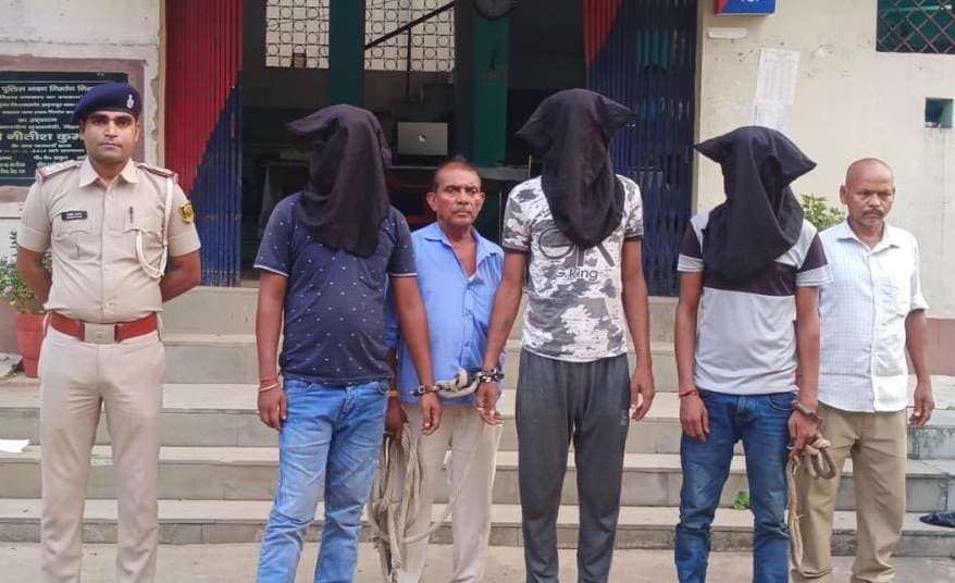 स्मैक की डिलेवरी करने पहुंचे तीन धंधेबाज धराया, इंडिगो वाहन से एक लाख नगद बरामद