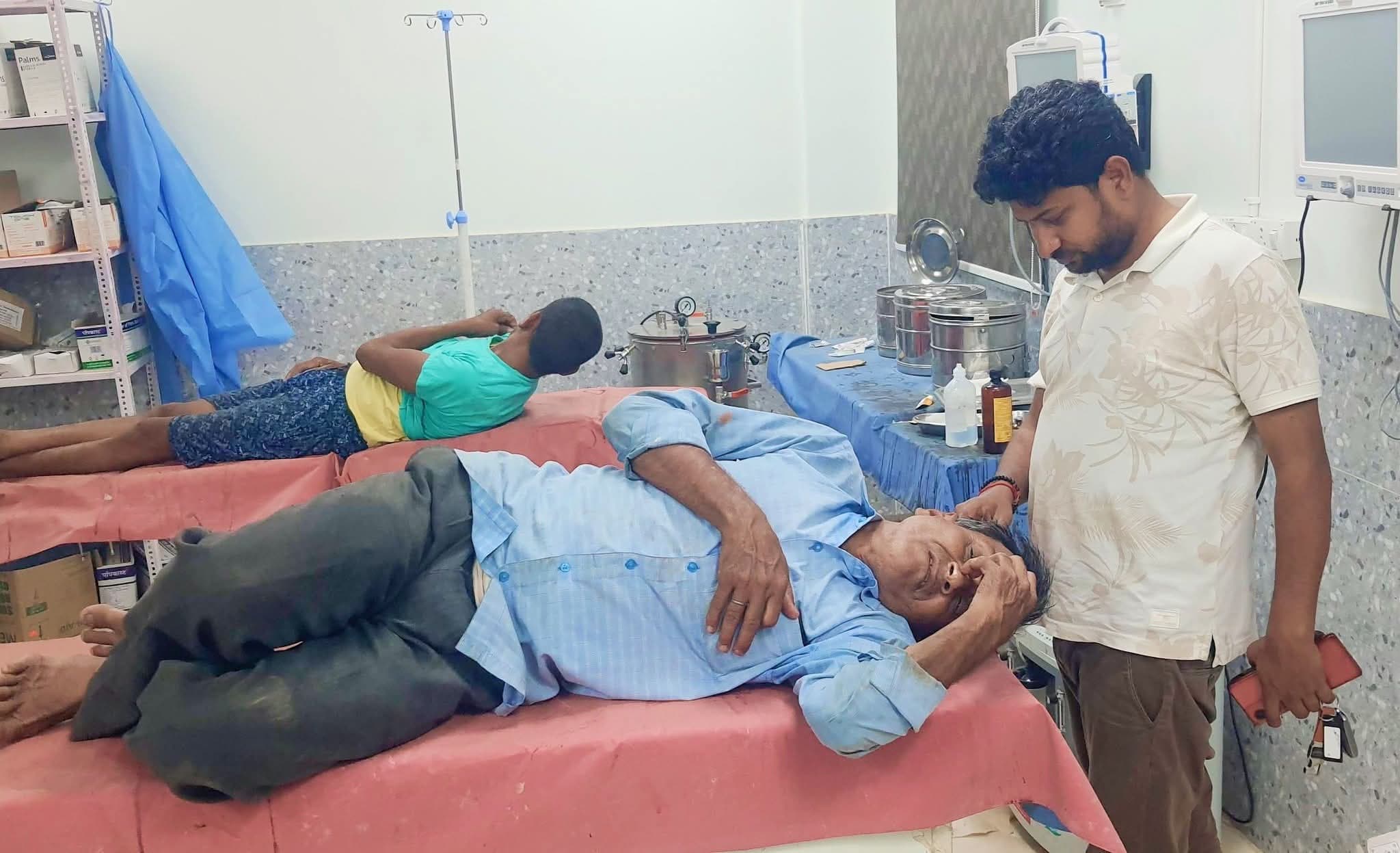 सड़क दुर्घटना में राहगीर व बाइक सवार गंभीर रूप से घायल