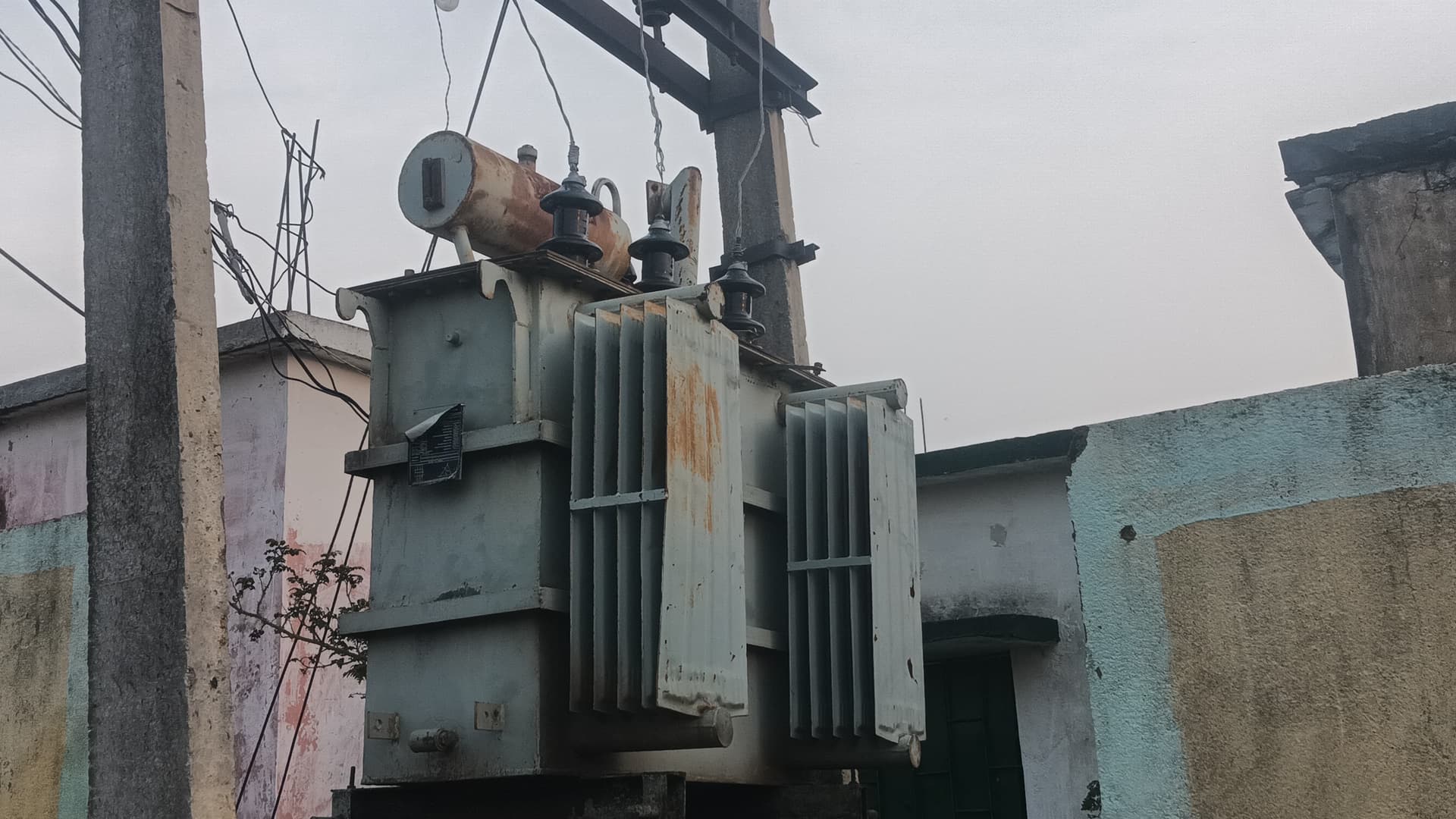 लो वोल्टेज और बिजली कटौती से ग्रामीण परेशान