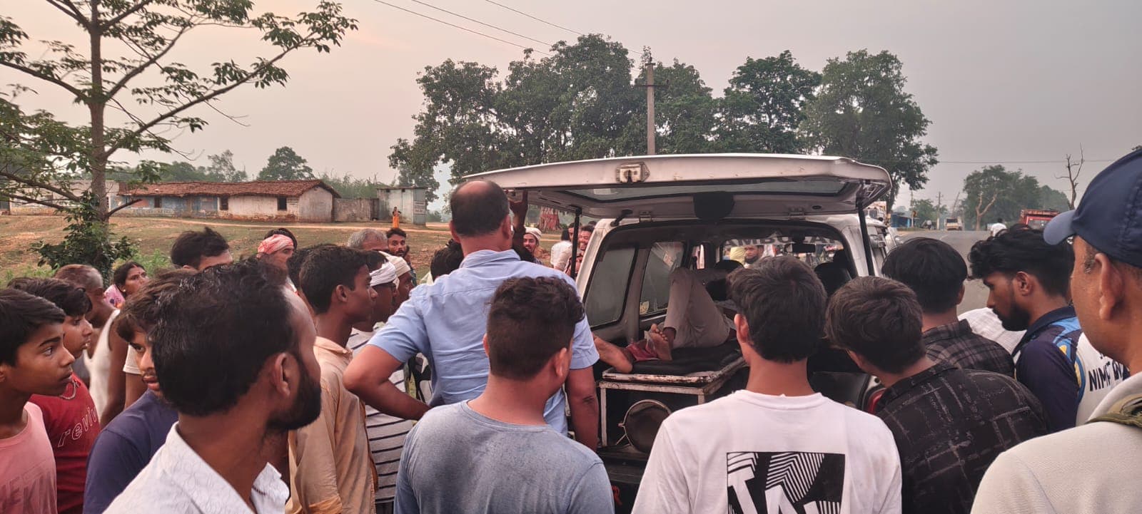 Giridih News :सरिया-राजधनवार सड़क पर तीन बाइक में टक्कर, छह घायल