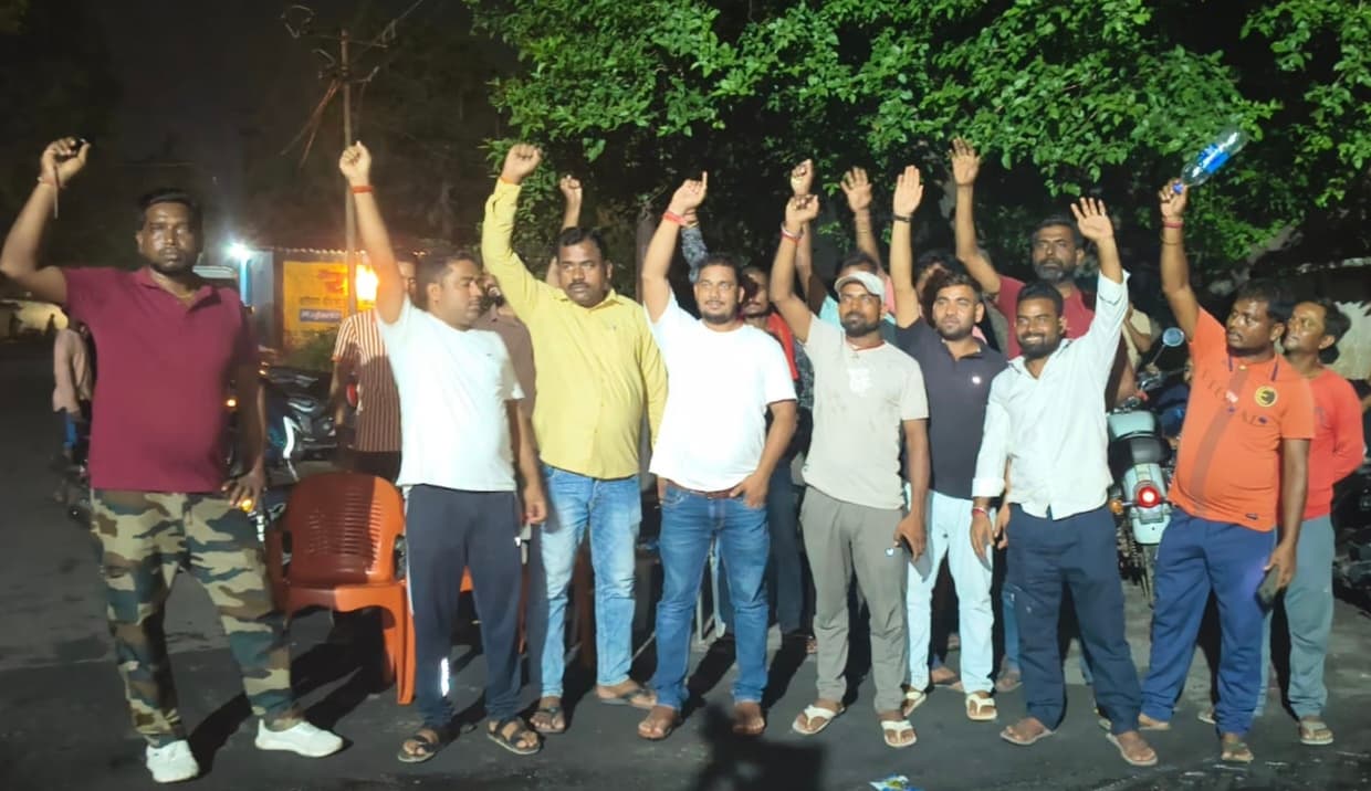 Dhanbad News: दरार पड़ा मकान झुका, भू-धंसान का खतरा<bha>;</bha> पुनर्वास की मांग को ले ठप करायी ट्रांसपोर्टिंग