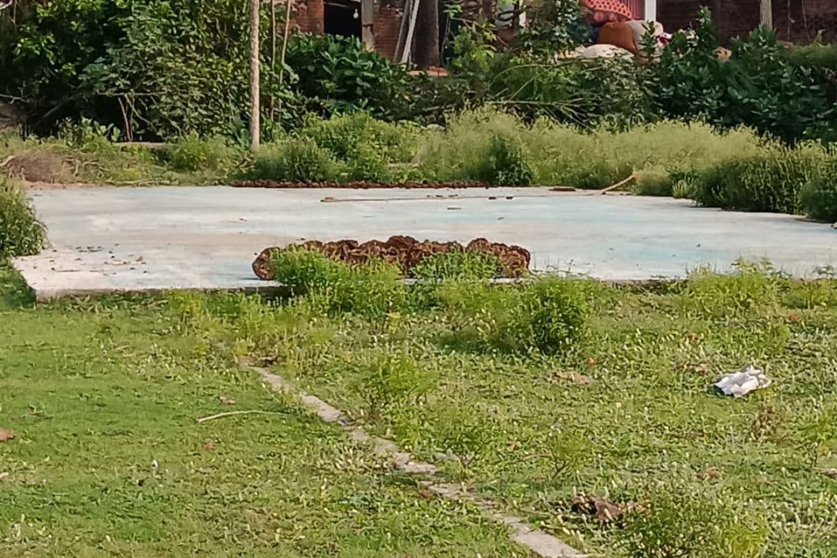 जिस ट्रैक पर दौड़ने थे खिलाड़ी, वहां सूख रहे उपले, पंजवारा में लाखों की योजना पर उठ रहे सवाल