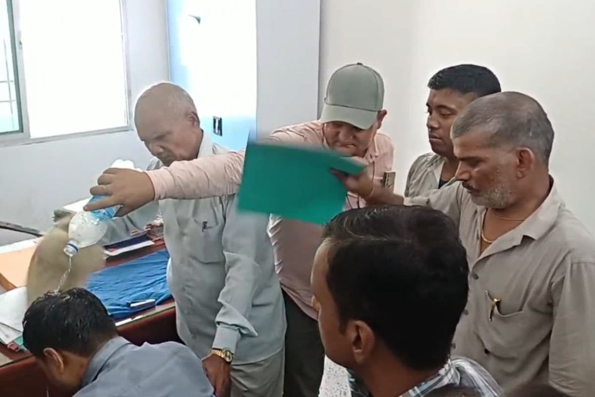 मुंगेर में भीषण गर्मी और हीट वेव की चपेट में आये अंचल नाजिर, कार्यालय में बिगड़ी तबीयत