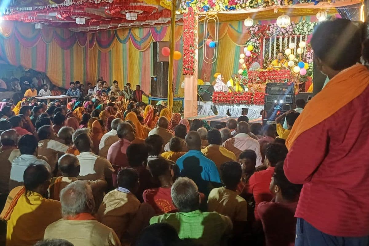 कटोरिया में भागवत कथा : गोवर्धन लीला देख श्रद्धालु हुए अभिभूत