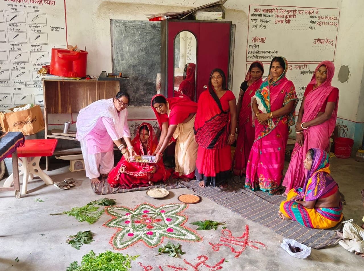 आंगनबाड़ी केंद्रों पर मनायी गयी गोदभराई रस्म