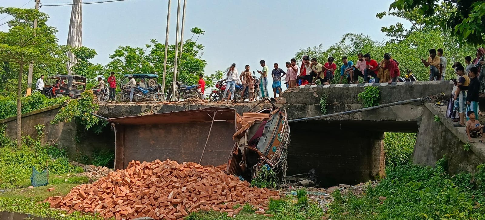 पुल की रेलिंग तोड़ नीचे गिरा ओवरलोड ट्रक, चालक की हालत गंभीर