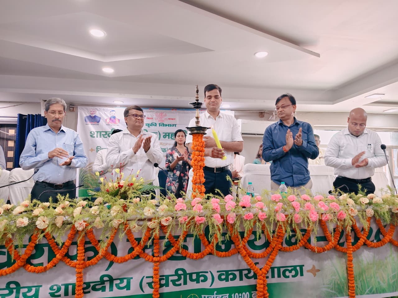विशेष अभियान चलाकर फार्मर रजिस्ट्री कार्य करें पूरा: डीएम