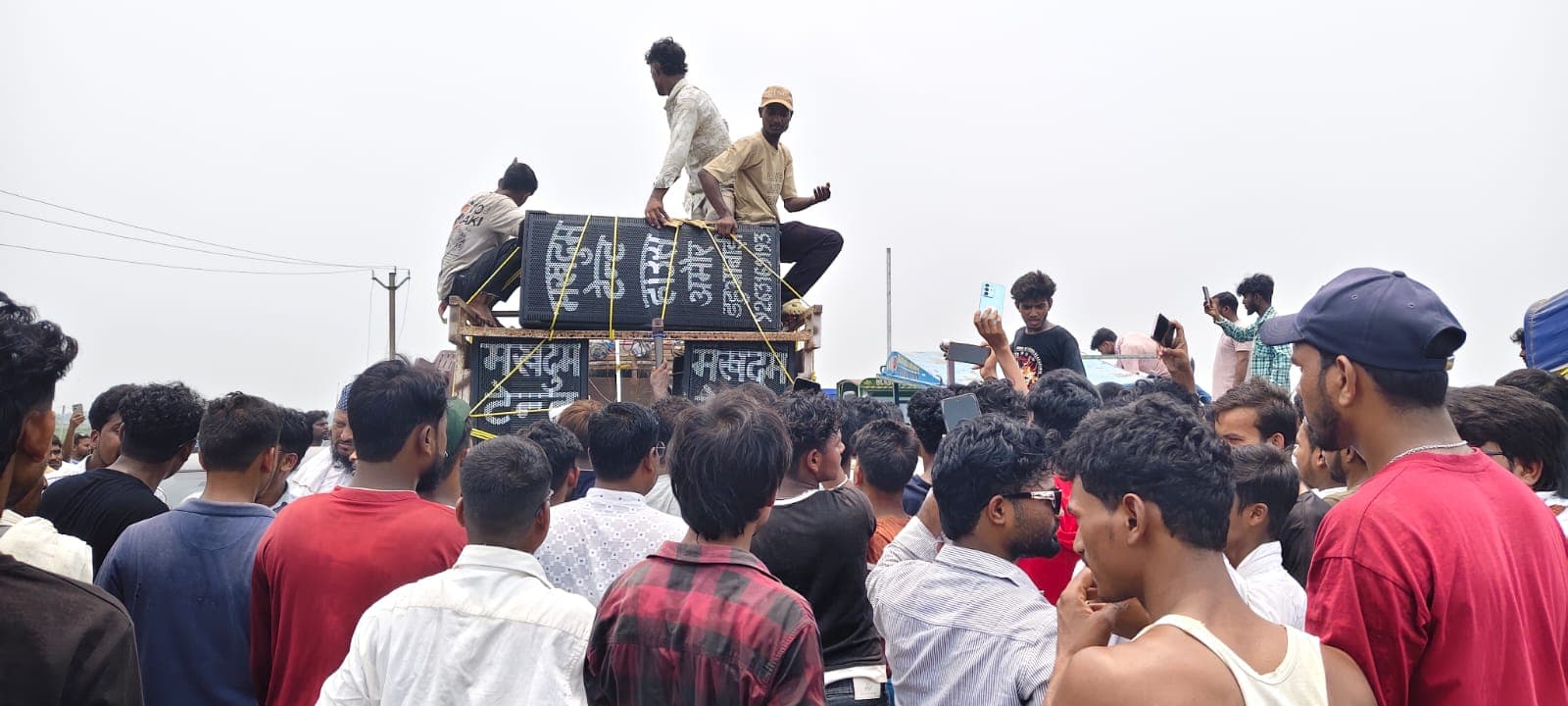 शिलान्यास के बाद पुल निर्माण लंबित रहने के विरोध में बैसा में स्टेट हाइवे-99 को जाम कर प्रदर्शन