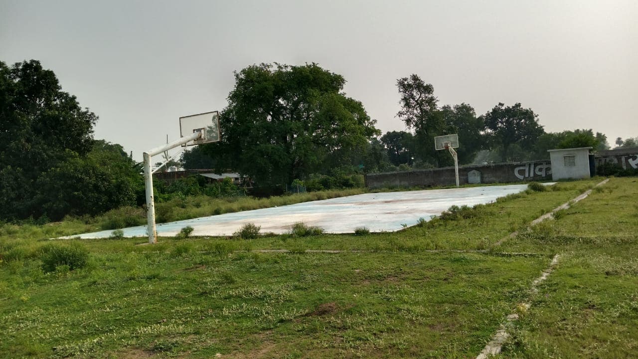 लाखों की लागत से बना खेल मैदान बना उपला सुखाने का केंद्र, ग्रामीणों ने उठाए सवाल