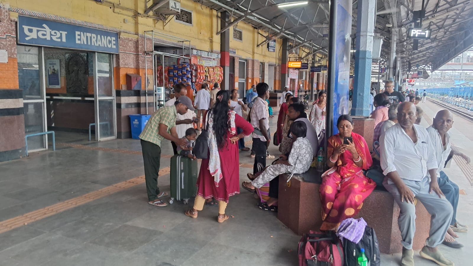 तीन लोकल पैसेंजर ट्रेन के कैंसिल रहने से रेलयात्रियों को हुई परेशानी