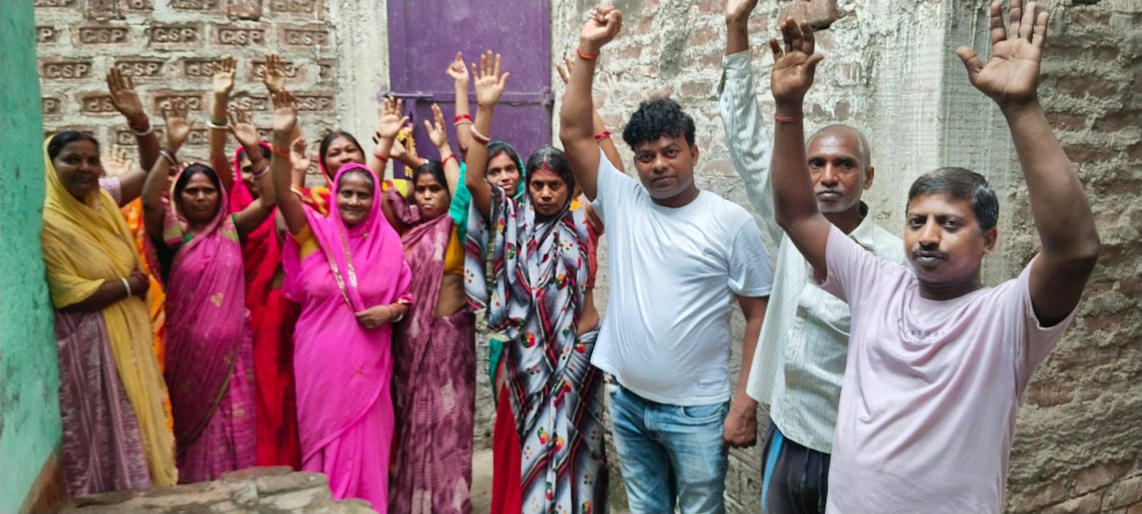 जलापूर्ति योजना के पाइपलाइन कनेक्शन से वंचित लोगों ने किया प्रदर्शन