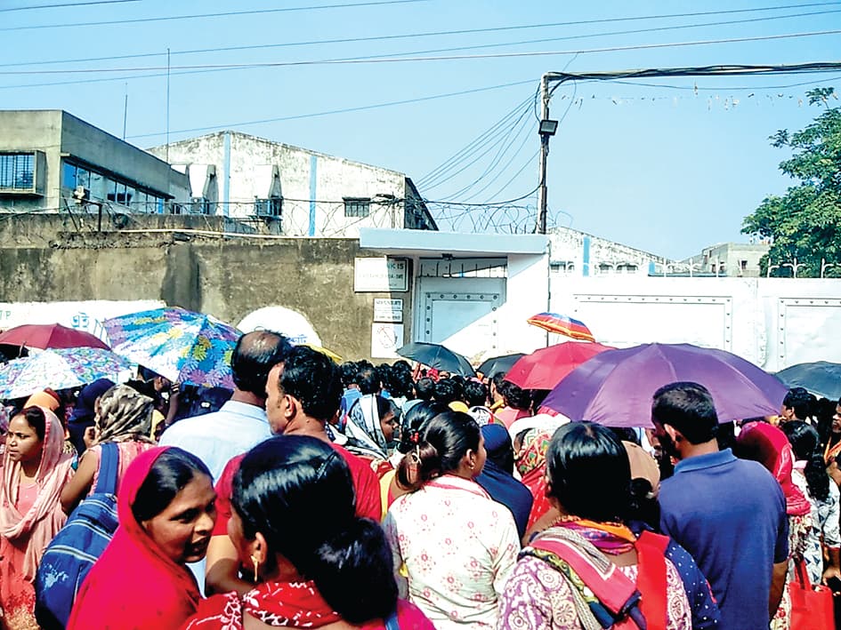 मंडलपुर में पॉलिमर फैक्टरी के ठेका श्रमिकों का हल्लाबोल, वेतन वृद्धि व आठ घंटे की ड्यूटी पर अड़े