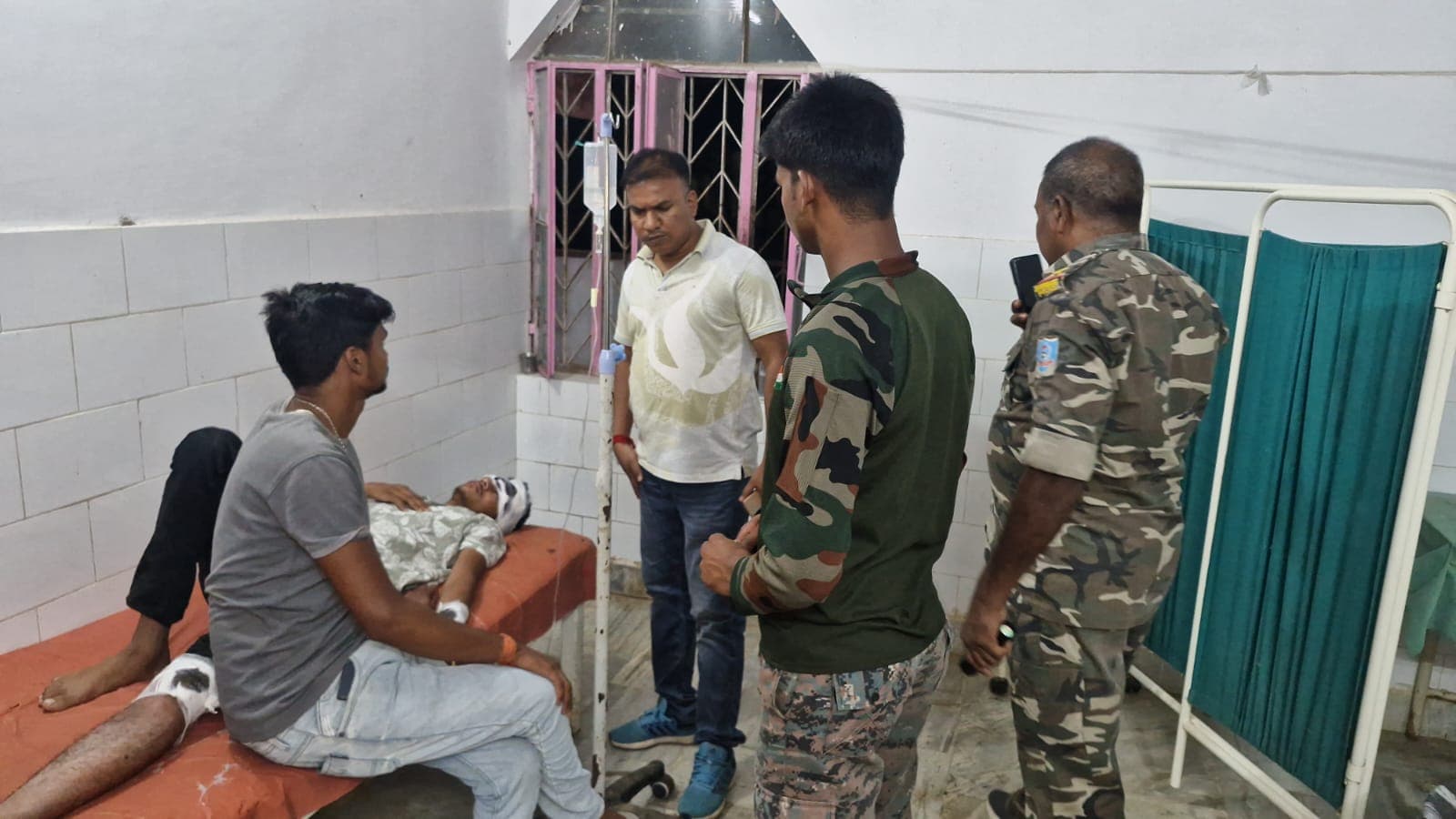 हाइवा की चपेट में आने से बाइक सवार युवक की मौत, एक गंभीर रूप से घायल