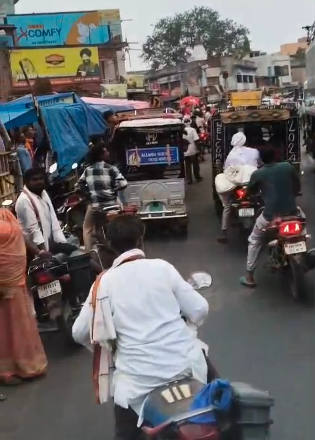Giridih News :बेंगाबाद बाजार में सड़क किनारे सजतीं हैं दुकानें, जाम से लोग परेशान