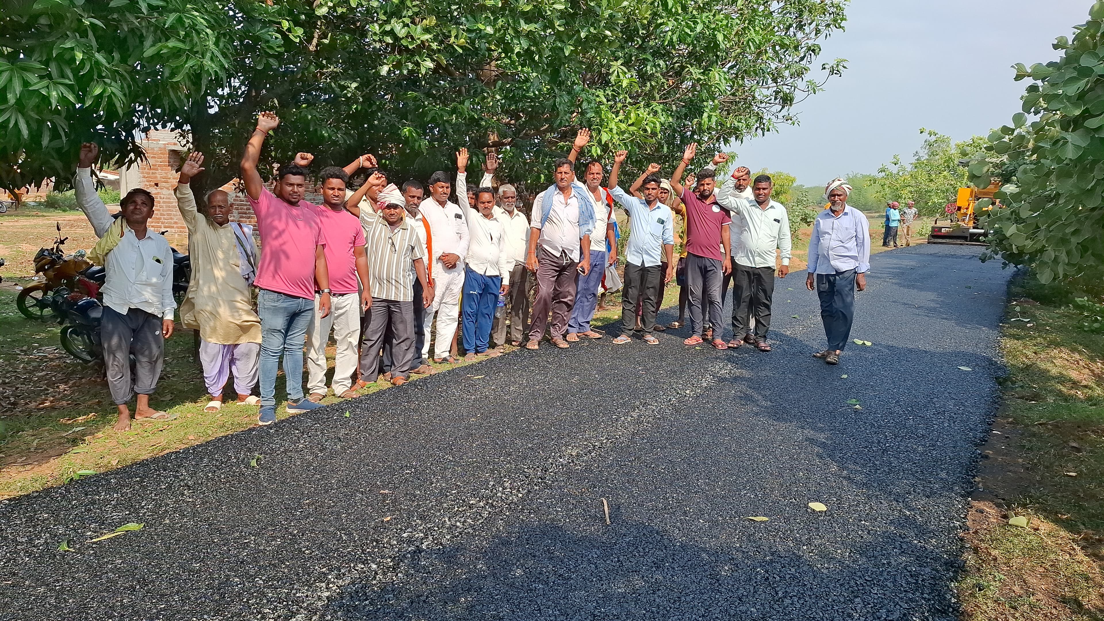 Giridih News :अनियमितता के विरोध में ग्रामीणों ने किया प्रदर्शन