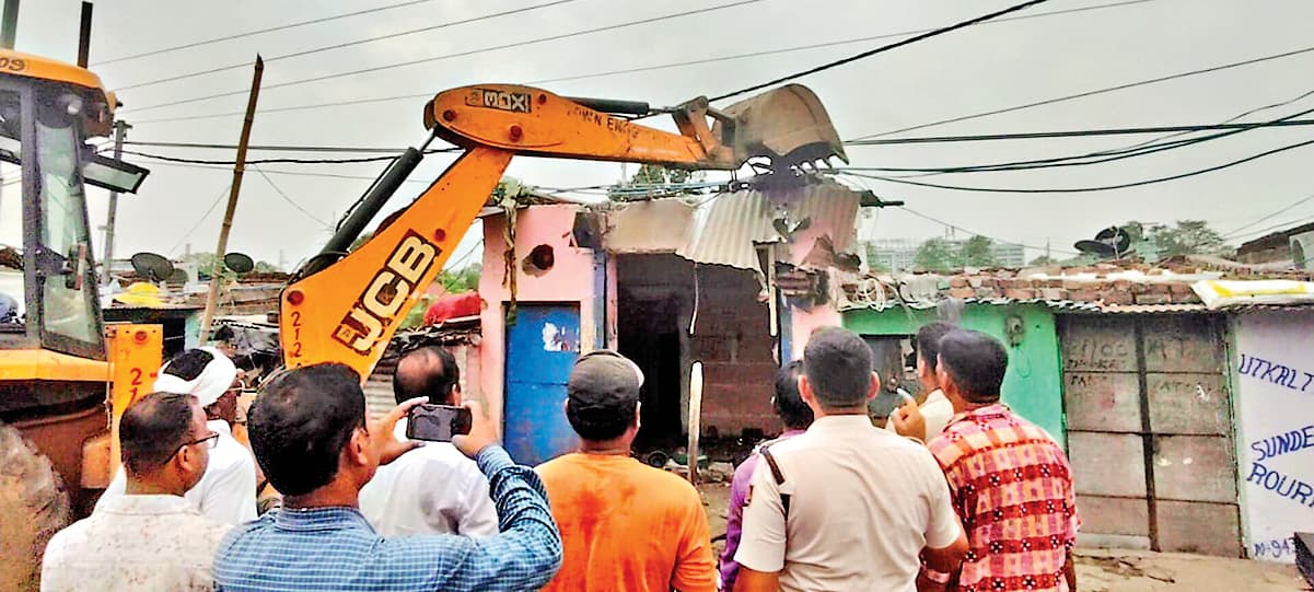 Rourkela News: छह ड्रग्स तस्करों के घरों को पुलिस ने बुलडोजर लगाकर किया जमींदोज