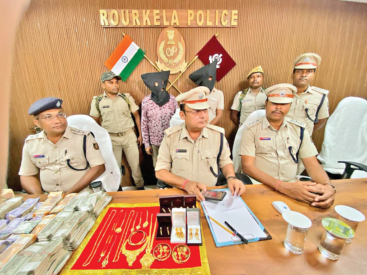 Rourkela News: लुआकेरा में जुआ अड्डे पर छापा, 28 लाख नकद, एक किलो सोना-चांदी बरामद, सगे भाई गिरफ्तार