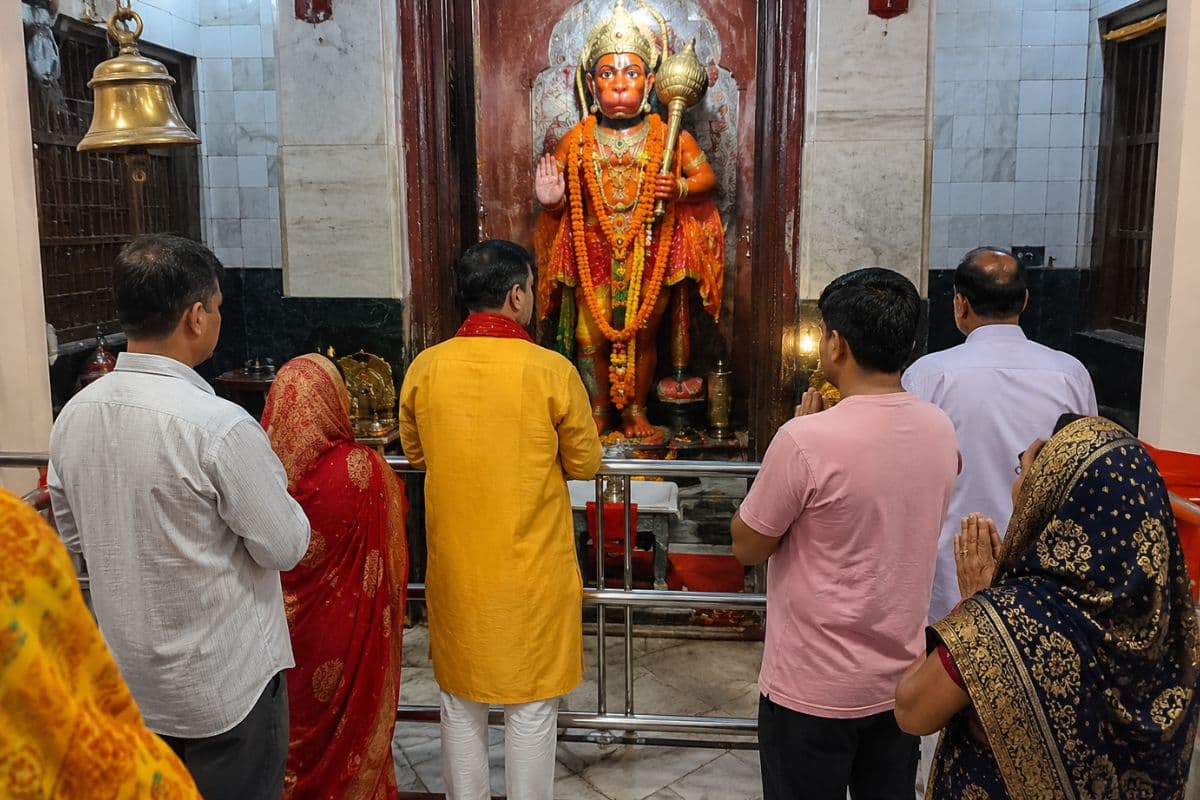 भोर की पहली किरण के साथ हनुमान भक्ति में डूबा शहर, मंदिरों में उमड़ी भीड़