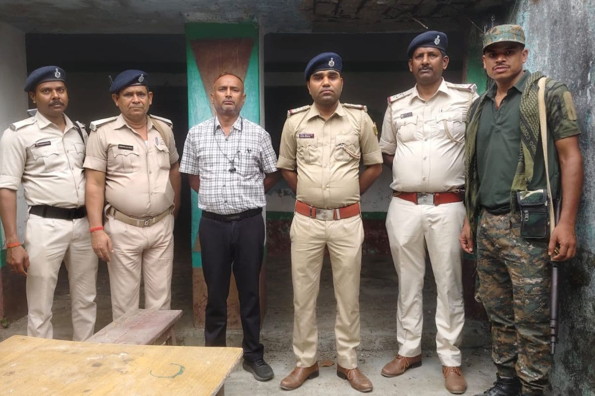 फरार अपराधियों पर बांका पुलिस का बड़ा एक्शन, 12 आरोपितों के घर हुई कुर्की-जब्ती