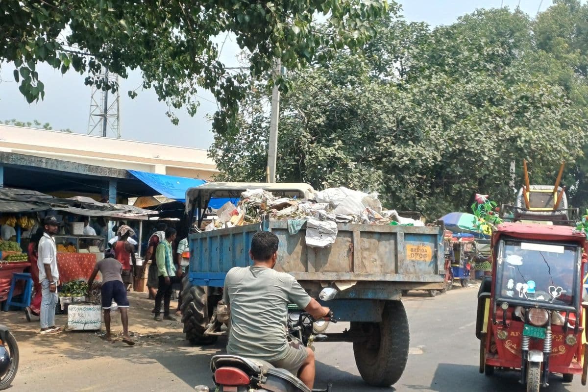 स्वच्छता अभियान पर सवाल : बिना ढके कचरा वाहन बिगाड़ रहे बौंसी की सूरत