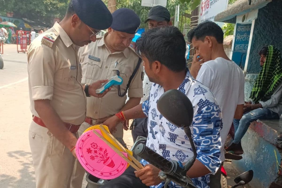 बिना हेलमेट सड़क पर निकले हैं तो हो जायें सावधान, बांका के गांधी चौक पर है ट्रैफिक पुलिस सख्ती