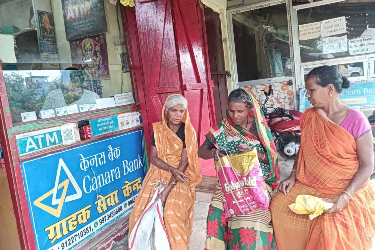 तीन महीने से पेंशन नहीं, दाने-दाने को मोहताज हुए पंजवारा के बुजुर्ग