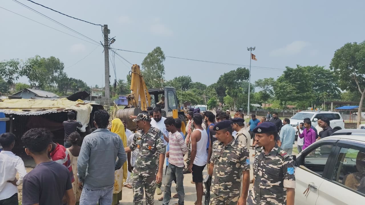 प्रशासन का एक्शन: कारगिल चौक से बॉर्डर रोड तक चला बुलडोजर, हटाया गया अतिक्रमण