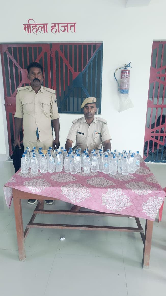 18 लीटर शराब के साथ बाइक बरामद, धंधेबाज फरार